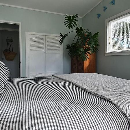 Quintessential Kiwi Bach Villa Oneroa Luaran gambar